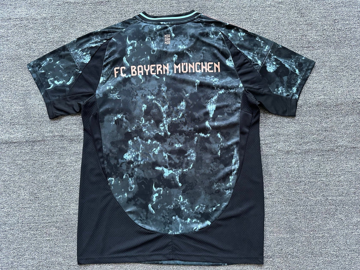 Maillot Bayern Munich Extérieur Noir 24/25